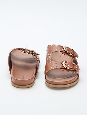 Mules con tiras y hebilla dorada