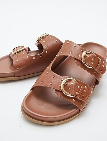 Mules con tiras y hebilla dorada