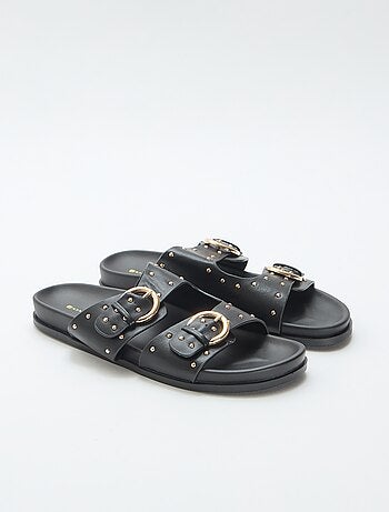 Mules con tiras y hebilla dorada