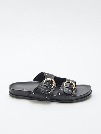 Mules con tiras y hebilla dorada