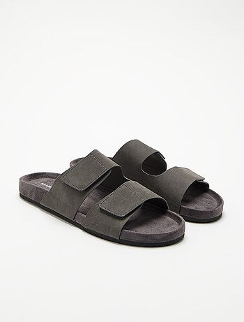 Mules de antelina con tiras de velcro