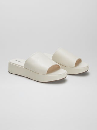 Mules de material sintético con cuña