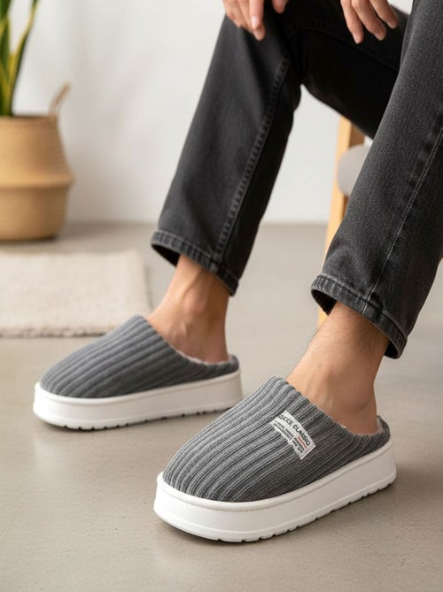 Mules hombre terciopelo acanalado MU10122 - Kiabi Mules hombre terciopelo acanalado MU10122 - Kiabi