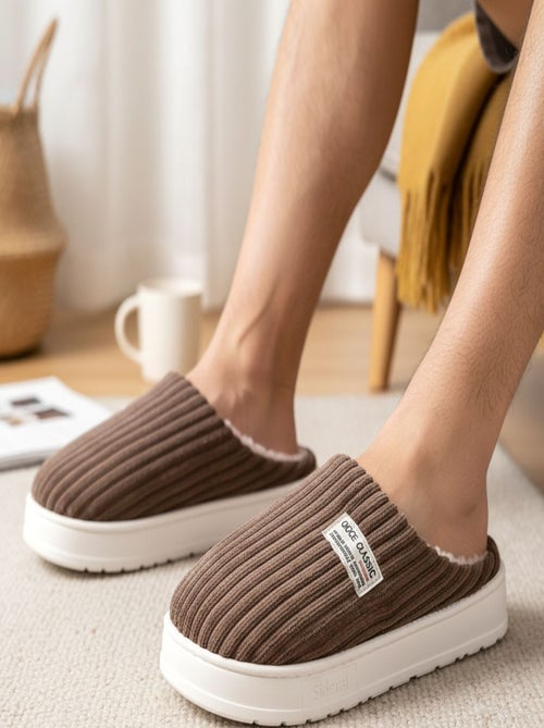 Mules hombre terciopelo acanalado MU10122 - Kiabi Mules hombre terciopelo acanalado MU10122 - Kiabi