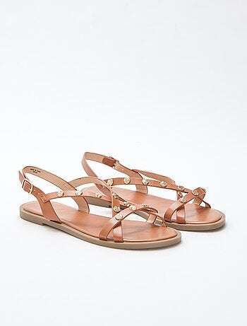 Mules multi-tiras con tachuelas brillantes
