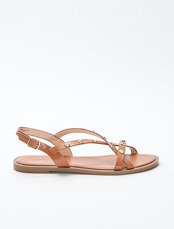 Mules multi-tiras con tachuelas brillantes