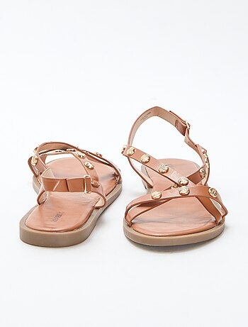 Mules multi-tiras con tachuelas brillantes