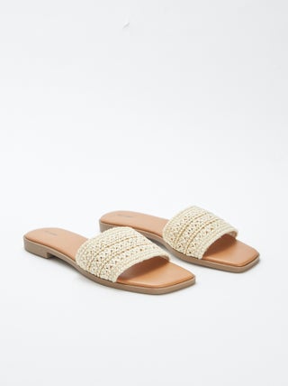 Mules planas con tiras tipo esparto con hilos dorados y brillos