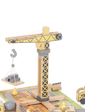 Obra de construcción madera grúa y vehículos Mamabrum