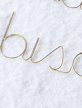 Palabra de alambre de latón dorado "BISOU