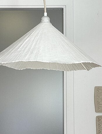 Pantalla de cono de papel maché