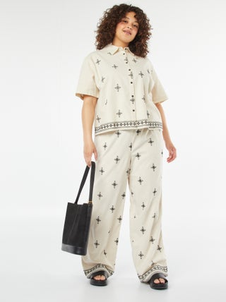 Pantalón ancho 3/4 bordado