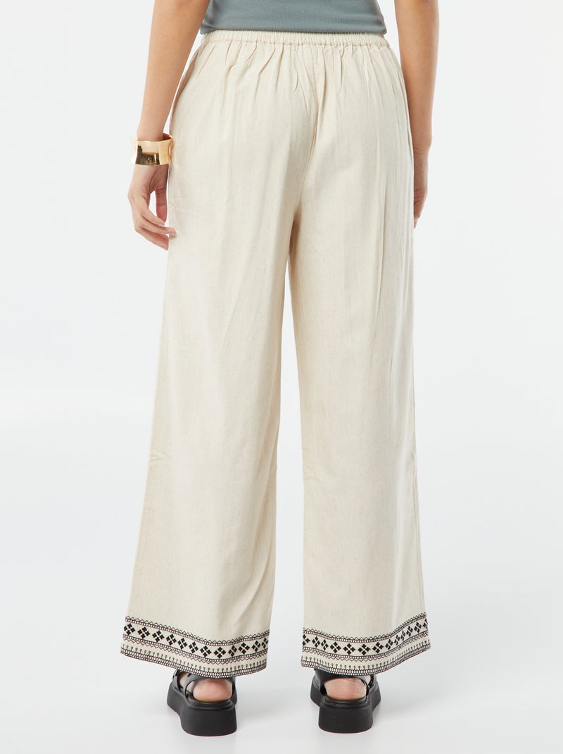 Pantalón ancho 3/4 con bordados BEIGE - Kiabi
