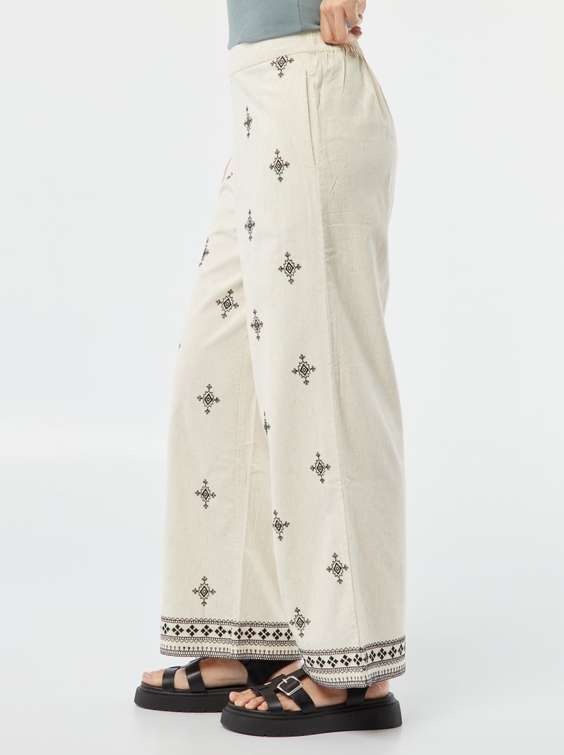 Pantalón ancho 3/4 con bordados BEIGE - Kiabi