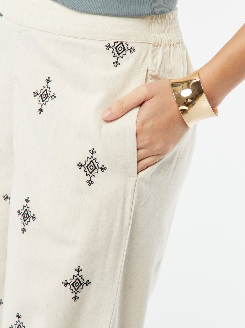 Pantalón ancho 3/4 con bordados BEIGE - Kiabi