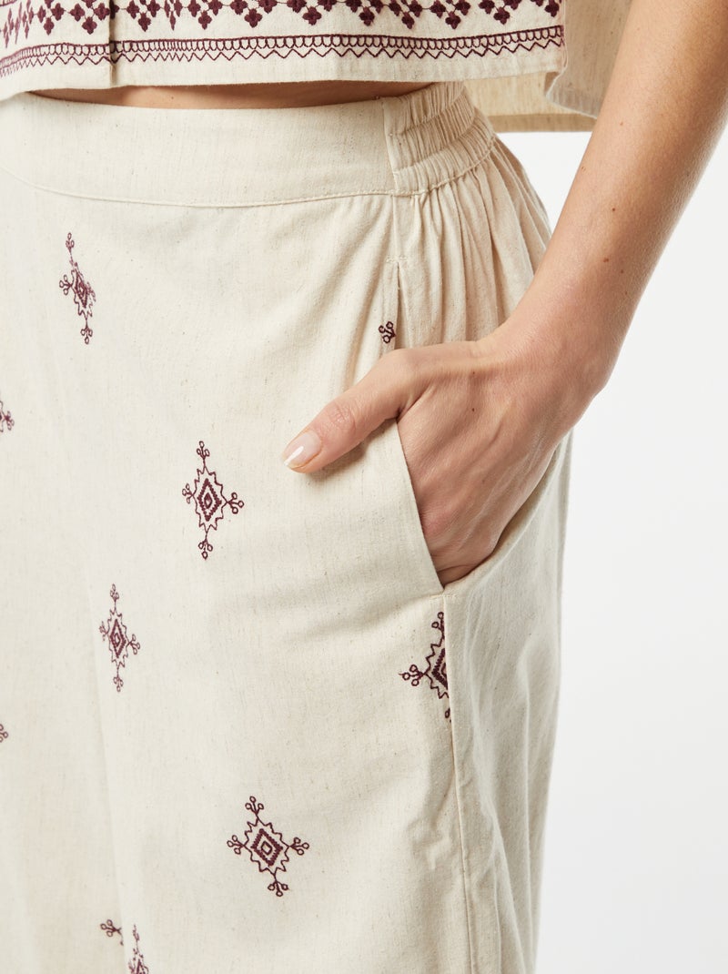 Pantalón ancho 3/4 con bordados BEIGE - Kiabi