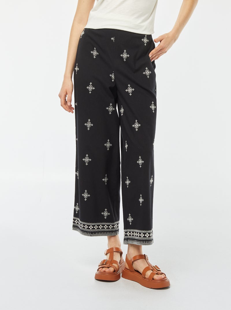 Pantalón ancho 3/4 con bordados NEGRO - Kiabi