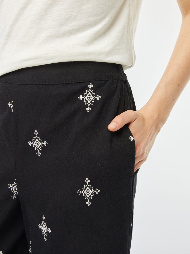 Pantalón ancho 3/4 con bordados NEGRO - Kiabi