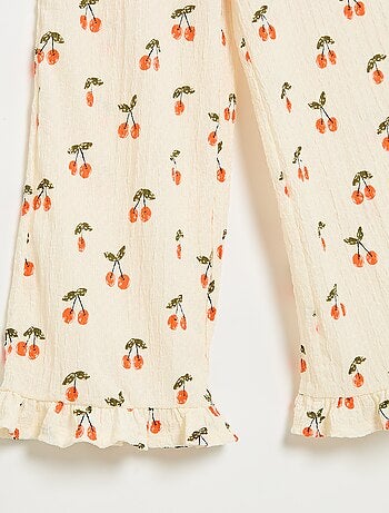Pantalón ancho con bajo con volantes