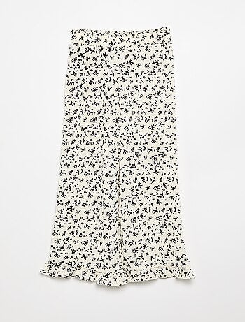 Pantalón ancho con bajo volanteado