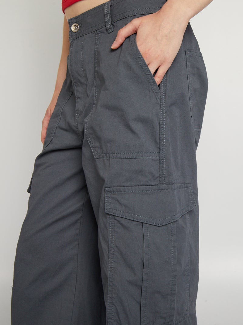 Pantalón ancho con bolsillos con solapa GRIS - Kiabi