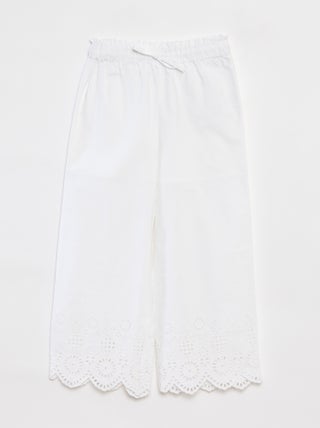 Pantalón ancho con bordado inglés