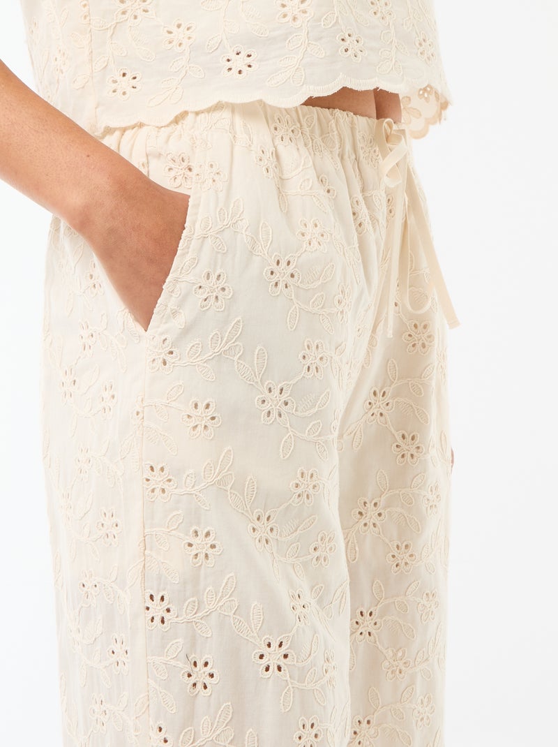 Pantalón ancho con bordado inglés en algodón liso Beige - Kiabi