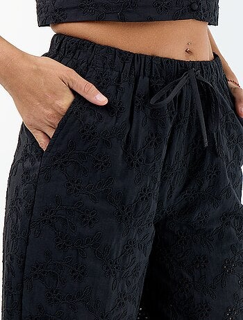 Pantalón ancho con bordado inglés en algodón liso