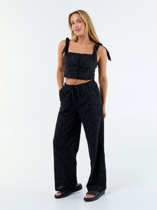 Pantalón ancho con bordado inglés en algodón liso