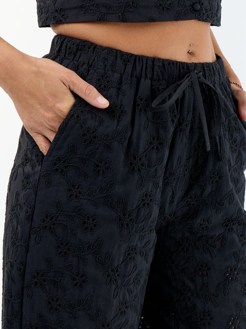 Pantalón ancho con bordado inglés en algodón liso - Kiabi