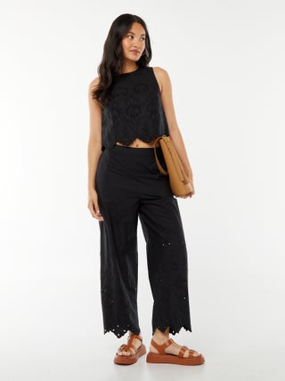 Pantalón ancho con bordado inglés