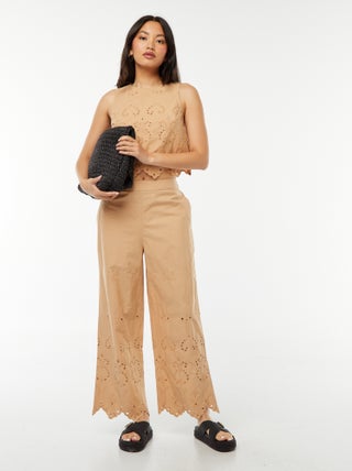 Pantalón ancho con bordado inglés