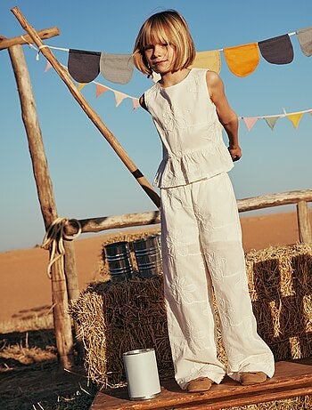 Pantalón ancho con bordados