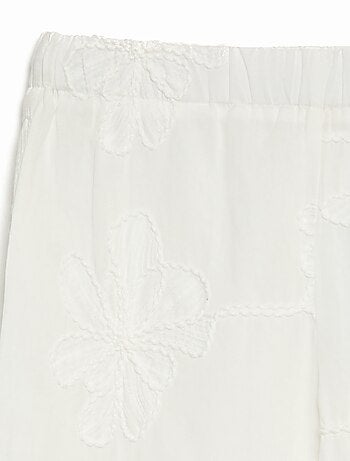 Pantalón ancho con bordados