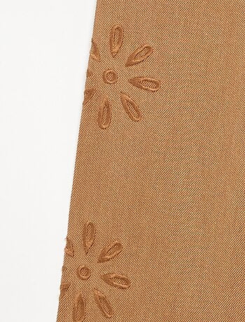 Pantalón ancho con bordados de 'flores'