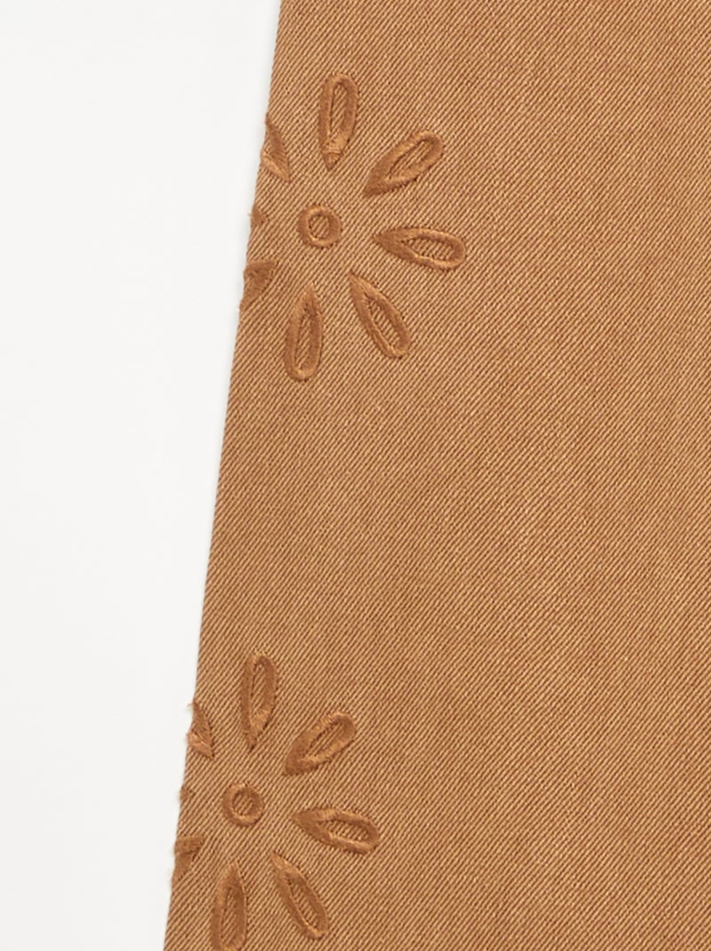 Pantalón ancho con bordados de 'flores' Marron - Kiabi