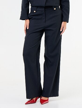 Pantalón ancho con botones dorados