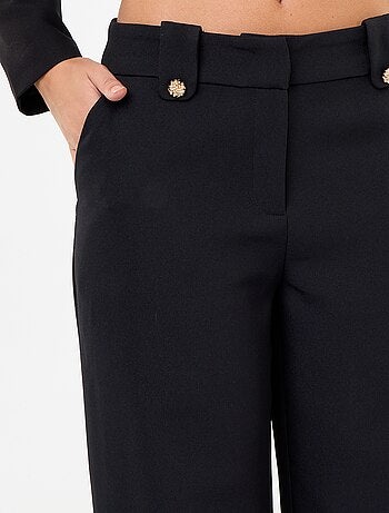 Pantalón ancho con botones dorados