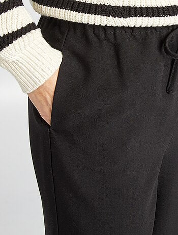 Pantalón ancho con cintura elástica y cordones ajustables
