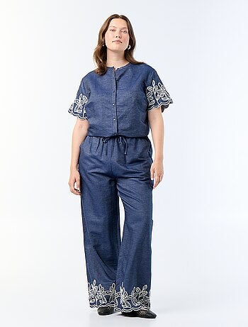 Pantalón ancho con estampados bordados