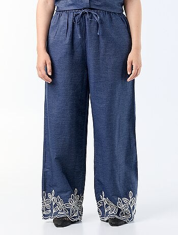 Pantalón ancho con estampados bordados