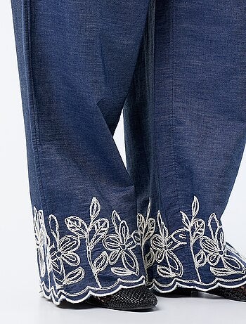 Pantalón ancho con estampados bordados
