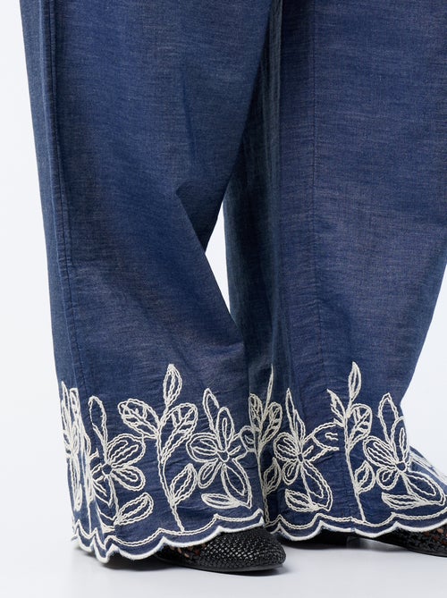 Pantalón ancho con estampados bordados - Kiabi
