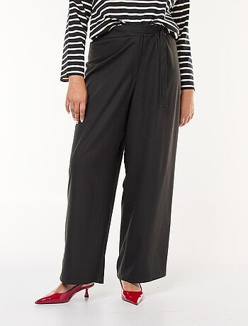 Pantalón ancho con hebilla dorada