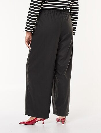 Pantalón ancho con hebilla dorada