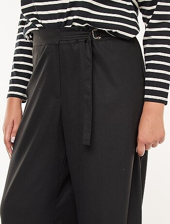 Pantalón ancho con hebilla dorada