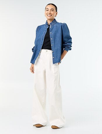 Pantalón ancho con pinzas y botones en la cintura