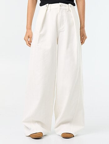 Pantalón ancho con pinzas y botones en la cintura
