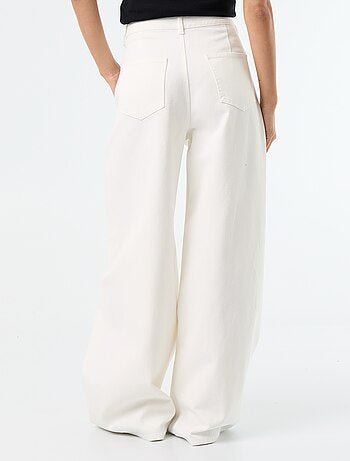 Pantalón ancho con pinzas y botones en la cintura