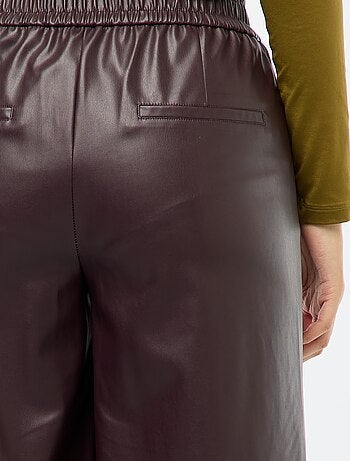 Pantalón ancho de imitación de cuero liso